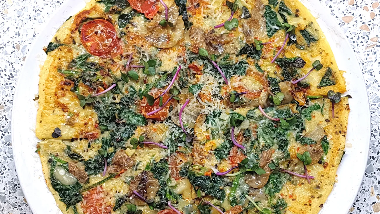 cizrnová omeleta se zeleninou a klíčky ředkvičky